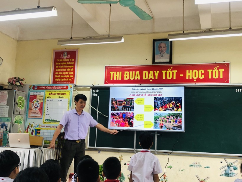 Thầy Nguyễn Hoàng Long thực hiện chuyên đề lịch sử địa lý địa phương.