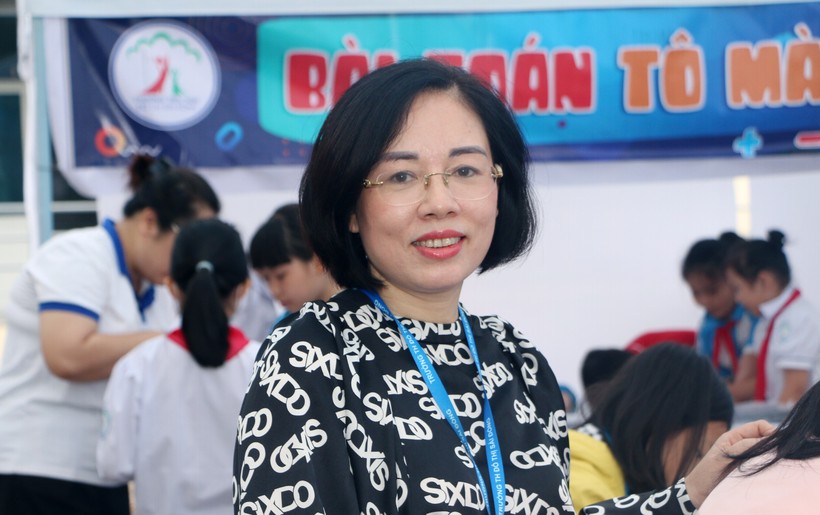 Cô Lê Thị Thu Hường - Hiệu trưởng Trường Tiểu học Đô thị Sài Đồng.