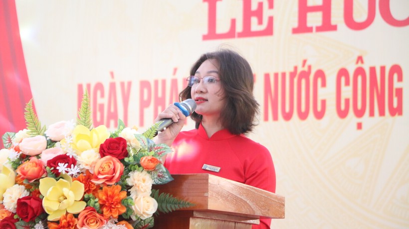 Cô Tuấn Thị Kim Thư - Hiệu trưởng Trường THCS Sơn Đồng nêu bật ý nghĩa của ngày Pháp luật Việt Nam.