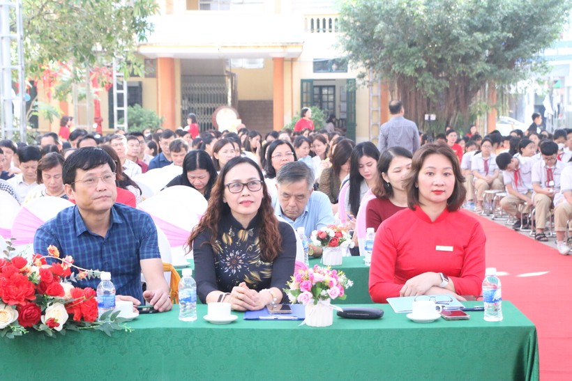 Đại diện Phòng GD&ĐT, UBND xã Sơn Đồng và đông đảo khách mời cùng tham dự buổi lễ.