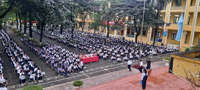 Học sinh toàn trường trong một hoạt động tập thể chuẩn bị chào mừng ngày Nhà giáo Việt Nam 20/11. Ảnh: Minh Xuân.