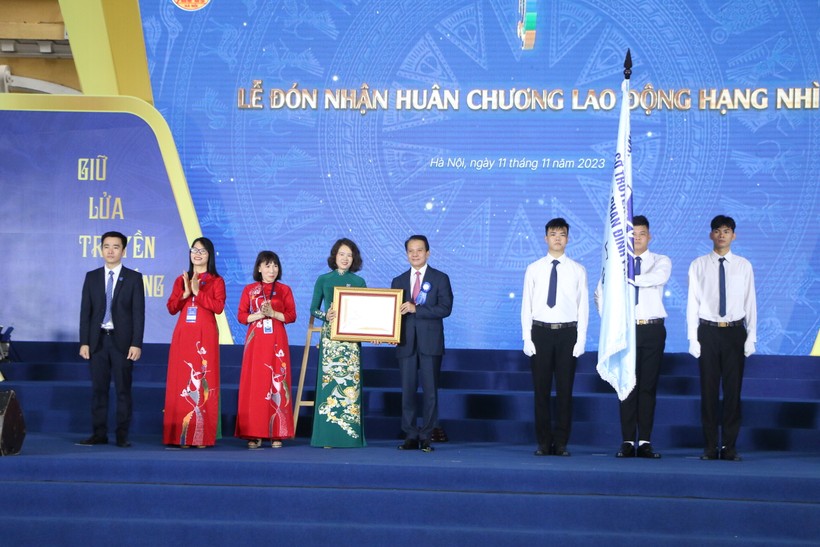 Thừa ủy quyền của Chủ tịch nước, ông Hoàng Trọng Quyết - Chủ nhiệm Ủy ban Kiểm tra Thành ủy Hà Nội đã trao Huân chương Lao động hạng Nhì cho Trường THPT Phan Đình Phùng. 