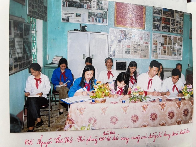 Cô Nguyễn Thị Huyền (ngồi bàn bên trái) hăng hái tham gia hoạt động Đoàn Đội từ rất sớm.