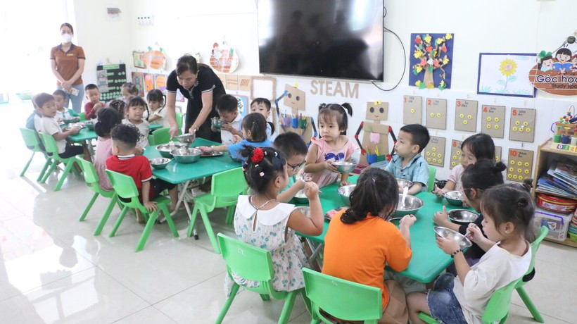 Giờ ăn trưa của trẻ tại Trường Mầm non Hoa Sơn - Ứng Hòa, Hà Nội.