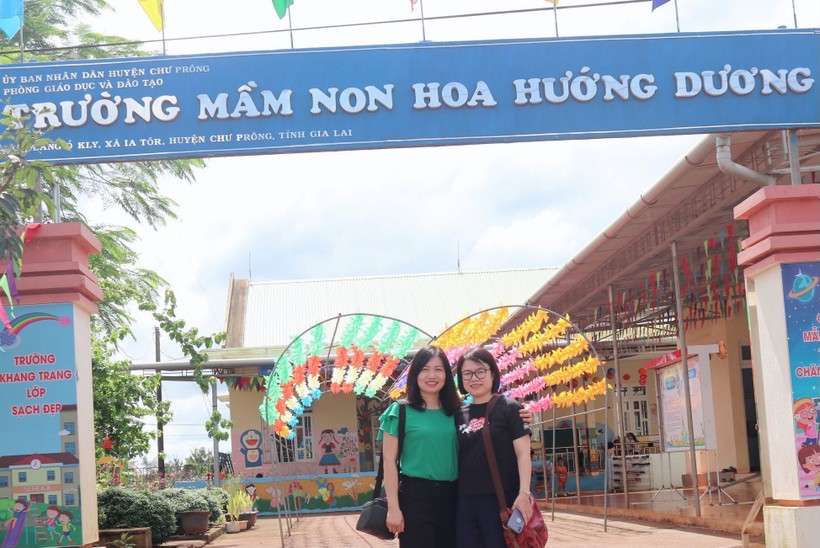 Nhóm tác giả của nhà báo Dương Việt Anh tại điểm trường Mầm non Hoa Hướng Dương, huyện Chư Prông, tỉnh Gia Lai.