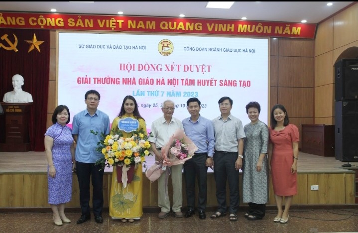 Cô Nguyễn Thị Thu Hà (thứ 3 từ trái sang) lọt vào vòng chung khảo giải thưởng 