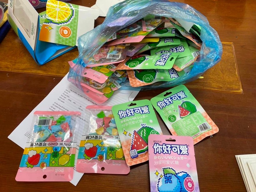 Các gói kẹo được bày bán có bao bì bắt mắt, nhiều màu sắc, chủ yếu là hình ảnh và chữ nước ngoài. Ảnh: ITN.