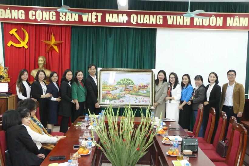 Đại diện các nhà trường THCS Sơn Công, THCS Hòa Nam (huyện Ứng Hòa) tặng quà lưu niệm Trường THCS Thịnh Liệt, quận Hoàng Mai.