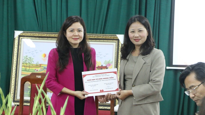 Cô Trần Thị Quỳnh Vân - Hiệu trưởng Trường THCS Tân Định (trái) và cô Nguyễn Thị Minh Xuân - Hiệu trưởng Trường THCS Thịnh Liệt.