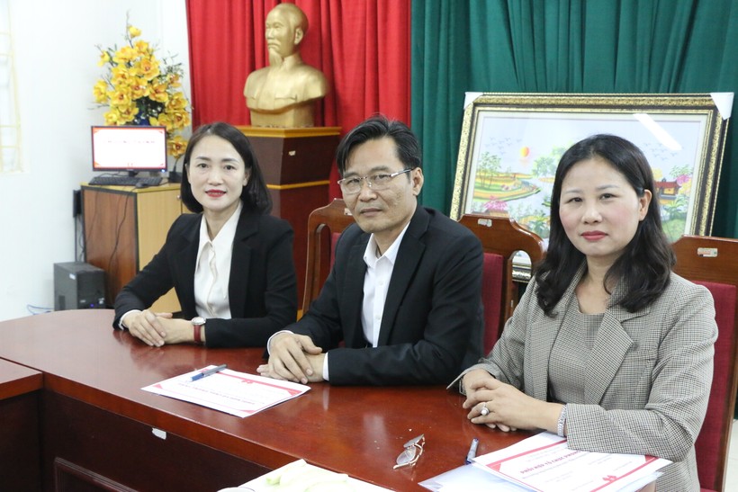 Cô Nguyễn Thị Minh Xuân (bìa phải) và thầy Đặng Văn Ngoan - Hiệu trưởng THCS Sơn Công; cô Dương Thị Thu Trang - Phó Hiệu trưởng THCS Hòa Nam kí cam kết.