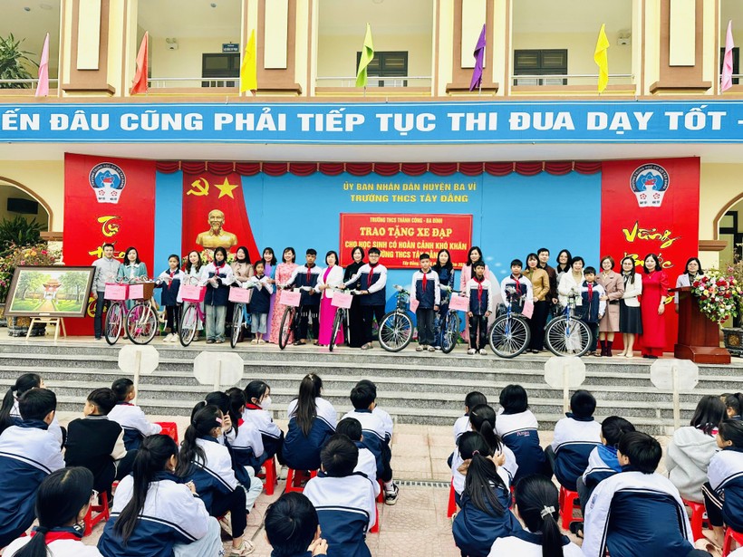 Trường THCS Thành Công đã trao tặng 10 chiếc xe đạp trị giá 16.000.000 đồng cho 10 học sinh có hoàn cảnh khó khăn của Trường THCS Tây Đằng.