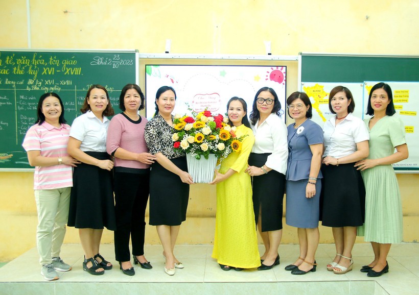 Cô Nguyễn Thị Tươi (thứ 5 từ phải sang) đã đạt giải Ba thi giáo viên giỏi thành phố cấp THCS môn Lịch sử - Địa lý.