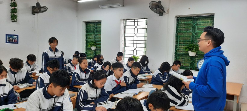 Thầy Bùi Anh Tuấn trong một giờ học Lịch sử trên lớp.