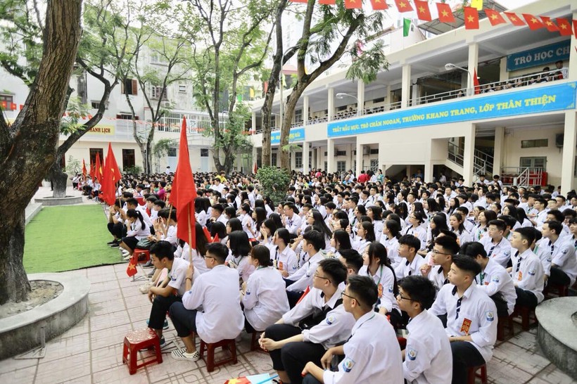 Học sinh Trường THPT Hoàng Cầu trong một hoạt động sinh hoạt dưới cờ.