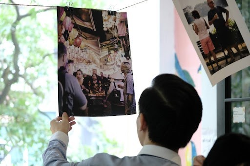Khách tham quan tới chiêm ngưỡng những bức ảnh của nhóm sinh viên Báo chí về phố cổ Hà Nội.