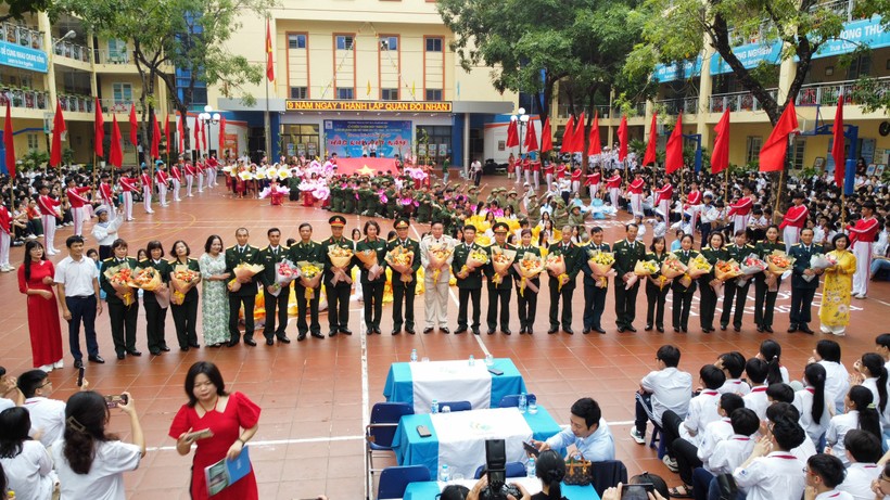 Lãnh đạo nhà trường tặng hoa tri ân các cán bộ quân đội nhân dịp 79 năm thành lập QĐND Việt Nam.