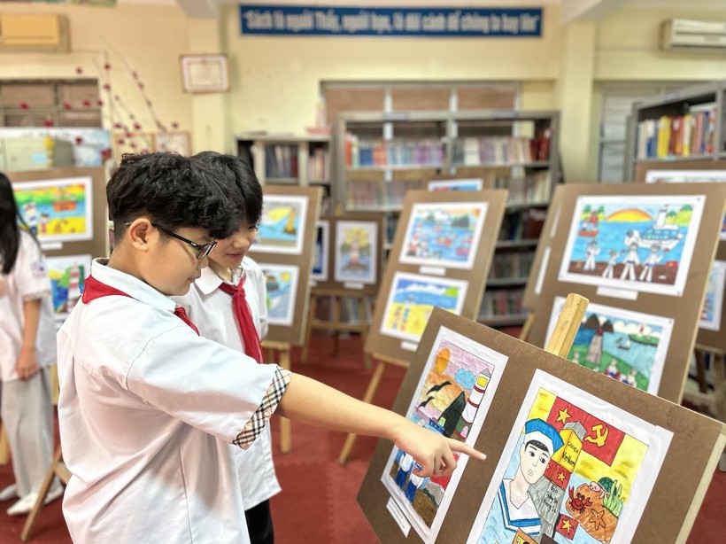 Học sinh tham quan triển lãm ảnh về chủ đề biển đảo quê hương tại Thư viện nhà trường.