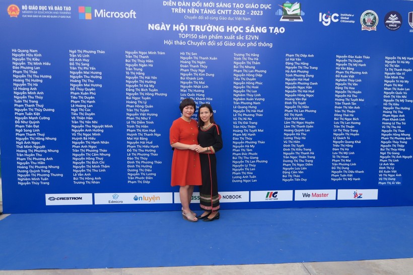 Cô Nguyễn Thị Kim Dung (trái) tại Diễn đàn Đổi mới sáng tạo giáo dục trên nền tảng CNTT năm học 2022-2023. Ảnh: NVCC.