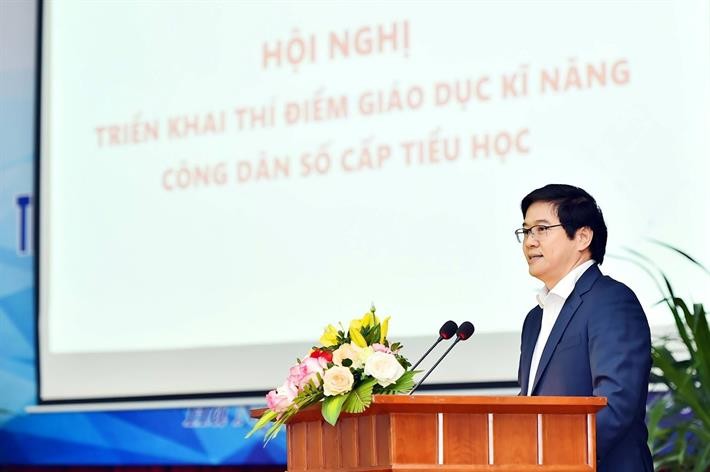 TS Thái Văn Tài - Vụ trưởng Vụ Giáo dục Tiểu học thông tin tại hội nghị.