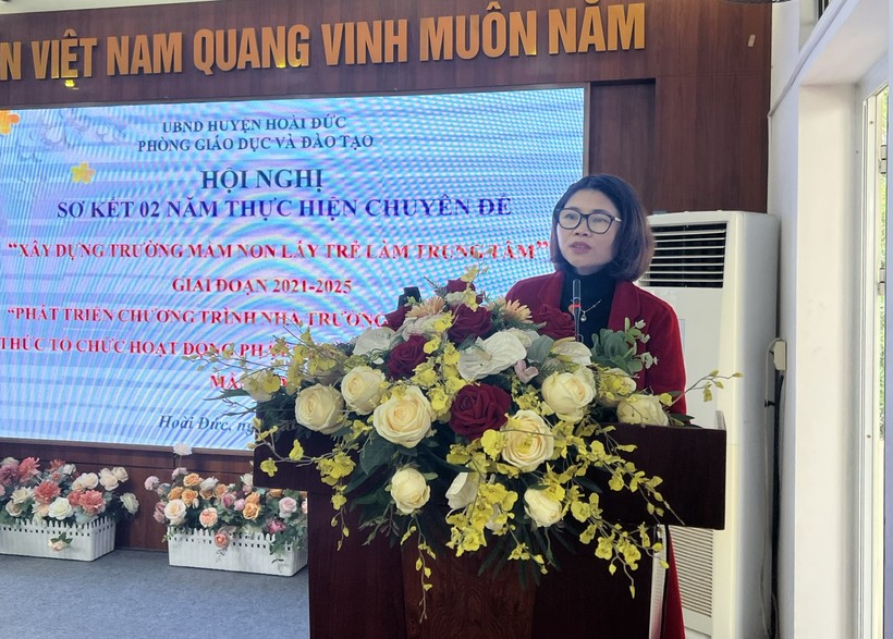 Bà Nguyễn Thị Quyên - Chuyên viên Phòng GD&ĐT Hoài Đức nêu báo cáo sơ kết tại hội nghị.