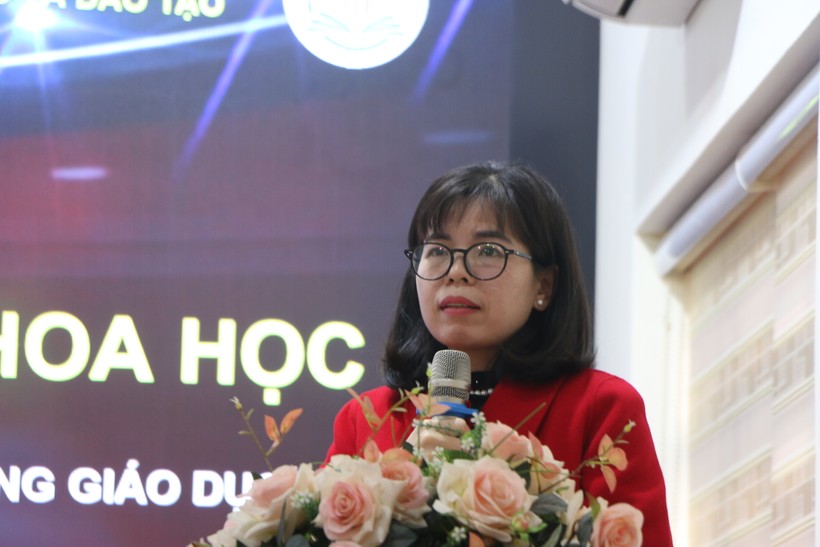 Cô Kim Phương Hà – giáo viên Trường THPT chuyên Nguyễn Huệ chia sẻ tại hội thảo.