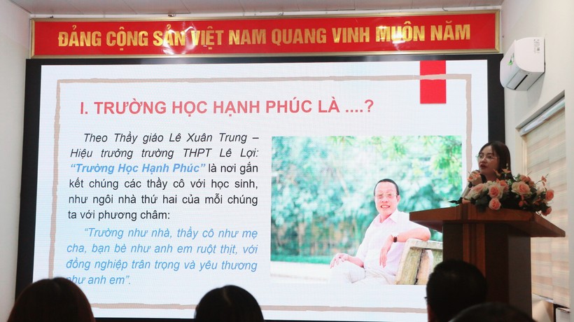 Cô Đào Thị Thanh Thủy trao đổi một số nội dung về trường học hạnh phúc.