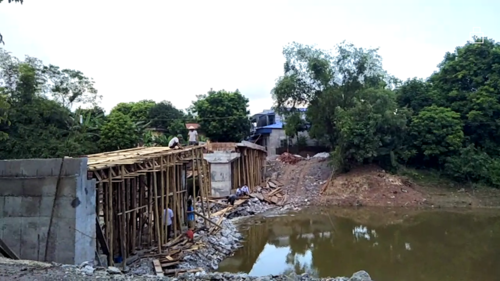 Phần mặt cầu phía hai bên bờ sông đang trong quá trình hoàn thiện (vào tháng 9/2018).