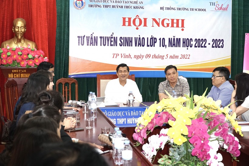 Hội nghị tư vấn tuyển sinh vào lớp 10 năm học 2022-2023 diễn ra tại Trường THPT Huỳnh Thúc Kháng (TP Vinh, Nghệ An).
