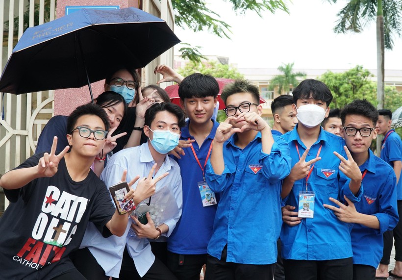 Thí sinh chia sẻ niềm vui hoàn thành kỳ thi với đội thanh niên tình nguyện tại điểm thi Trường THPT Hà Huy Tập (TP Vinh, Nghệ An).