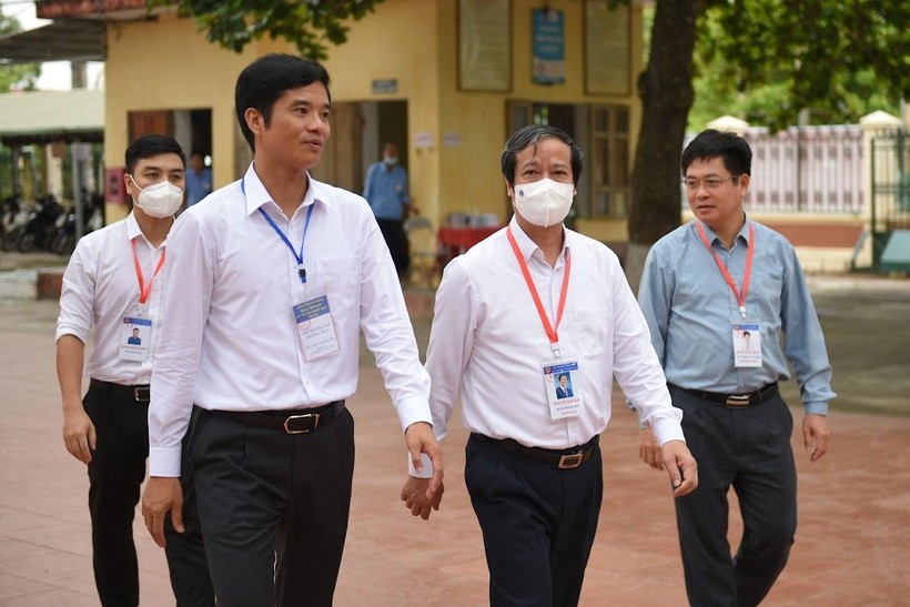 Bộ trưởng Nguyễn Kim Sơn và đoàn công tác của Bộ GD&ĐT kiểm tra tại điểm thi Trường THPT Hoa Lư A, Ninh Bình.