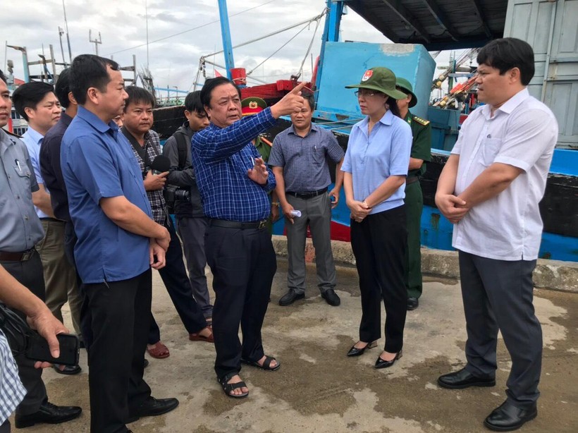 Bộ trưởng Bộ NN&PTNT Lê Minh Hoan kiểm tra công tác phòng, chống bão số 4 tại Cảng neo trú tàu thuyền Tịnh Hòa.