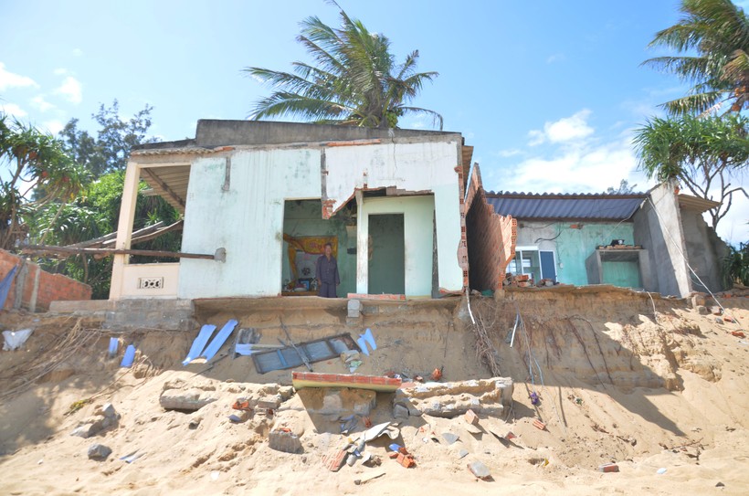 Hơn chục ngày trước, ngôi nhà của ông Nguyễn Thanh con ruột ông Nguyễn Tới (84 tuổi) bất ngờ bị sóng đánh sập phần lớn diện tích. Nhà bên cạnh của hộ bà Châu Thị Hương cũng bị sóng cuốn trôi chỉ còn lại mảnh tường trơ trọi.