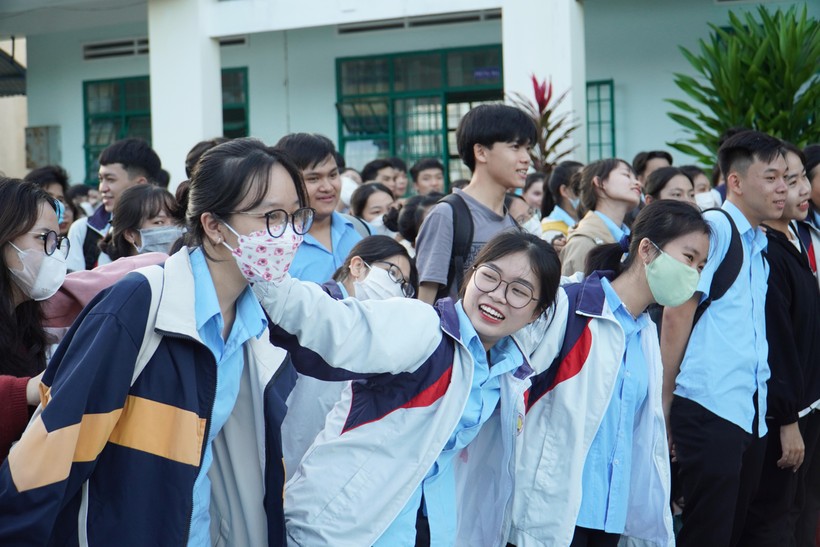 Các học sinh Trường THPT Nguyễn Trãi hào hứng tham gia các hoạt động tại buổi tư vấn hướng nghiệp.
