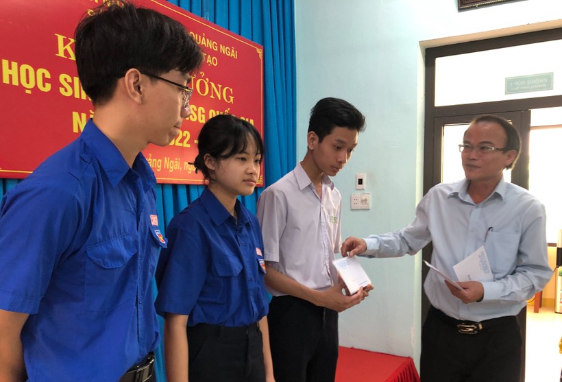 Ông Nguyễn Ngọc Thái - Giám đốc Sở GD&ĐT Quảng Ngãi trao thưởng cho học sinh đạt giải.