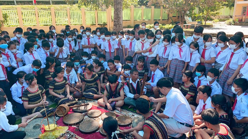 Câu lạc bộ văn hóa dân gian Trường Phổ thông Dân tộc nội trú THCS Sơn Tây sinh hoạt tại sân trường.