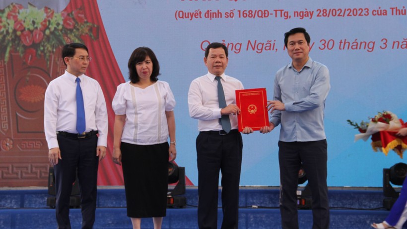 Lãnh đạo Bộ Xây dựng trao Quyết định và hồ sơ cho tỉnh Quảng Ngãi.