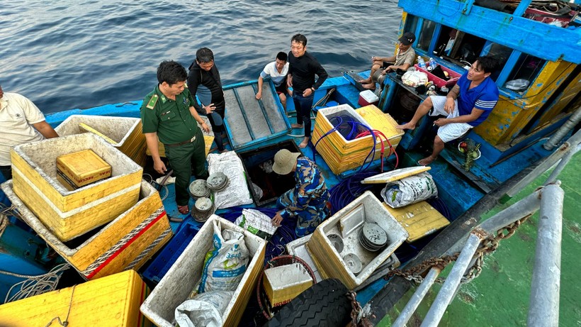 Biên phòng Quảng Ngãi kiểm tra, phát hiện cổ vật tàu đắm trên tàu cá ngư dân. Ảnh Nguyễn Tánh.