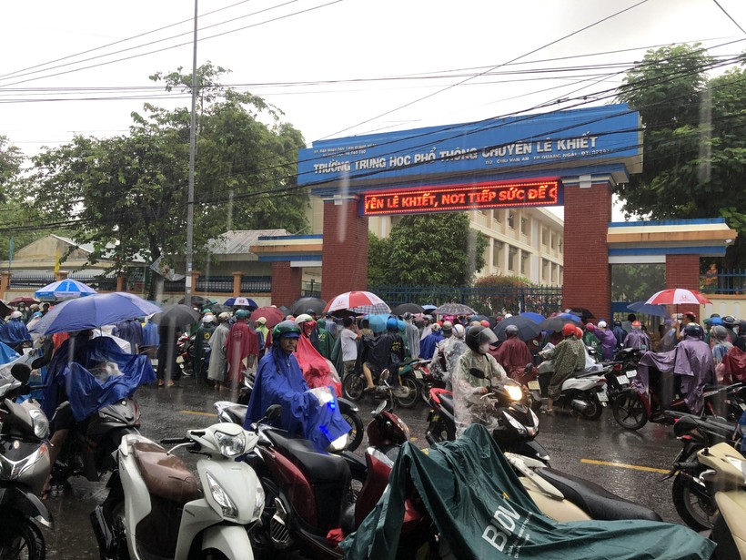 Phụ huynh Quảng Ngãi 'đội mưa' chờ thí sinh ảnh 1