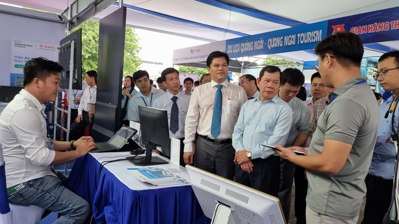 Nhóm kỹ sư Atoma giới thiệu sản phẩm, giải pháp công nghệ số với lãnh đạo tỉnh Quảng Ngãi. ảnh 1