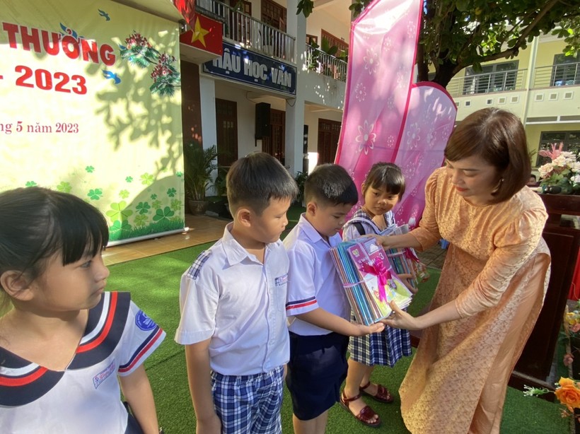 Tặng SGK cho học sinh tại Trường Tiểu học Trần Phú.