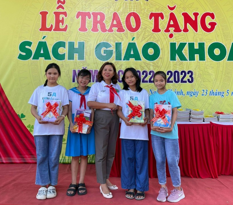 Lễ trao tặng SGK tại trường Tiểu học Nghĩa Chánh.