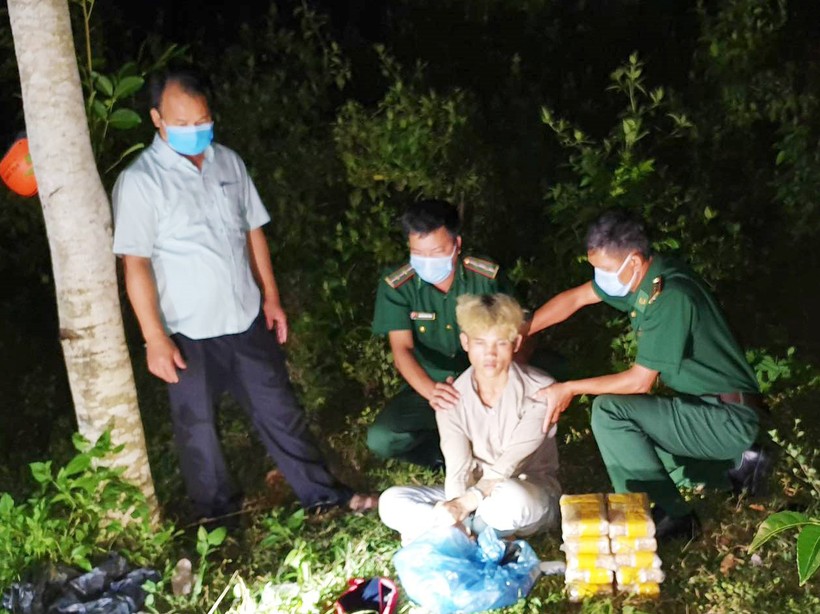 Đối tượng Hồ Văn Long cùng tang vật ma túy bị bắt giữ.