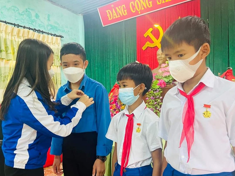 Chị Trần Thị Thu - Bí thư Tỉnh đoàn Quảng Trị trao huy hiệu "Tuổi trẻ dũng cảm" cho 3 học sinh (Ảnh: Lập Xuân)