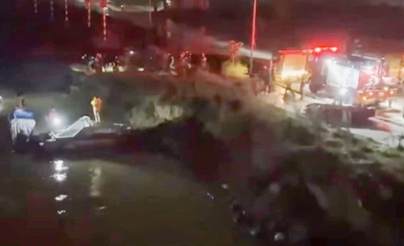Lực lượng công an tìm chiếc xe máy của nạn nhân trên sông Thạch Hãn trong đêm 12/12 (ảnh: CTV)