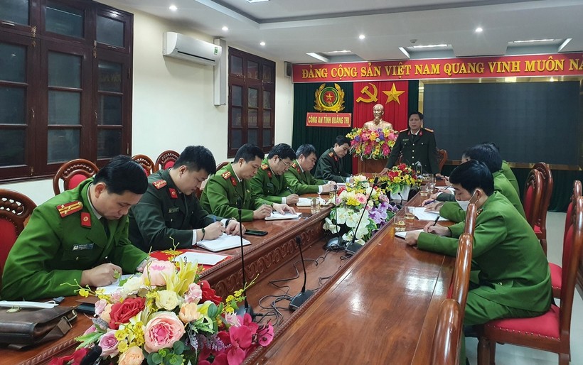 Đại tá Nguyễn Văn Thanh - Giám đốc Công an tỉnh Quảng Trị khen thưởng, động viên ban Chuyên án. 