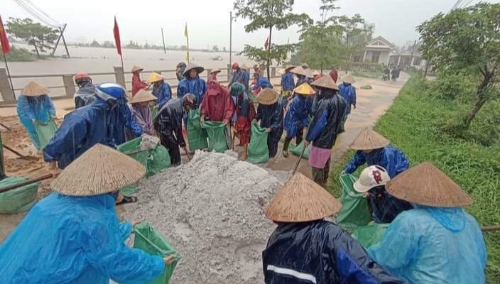 Người dân nỗ lực đắp đê ngăn nước lũ để cứu vựa lúa. (Ảnh: CTV)
