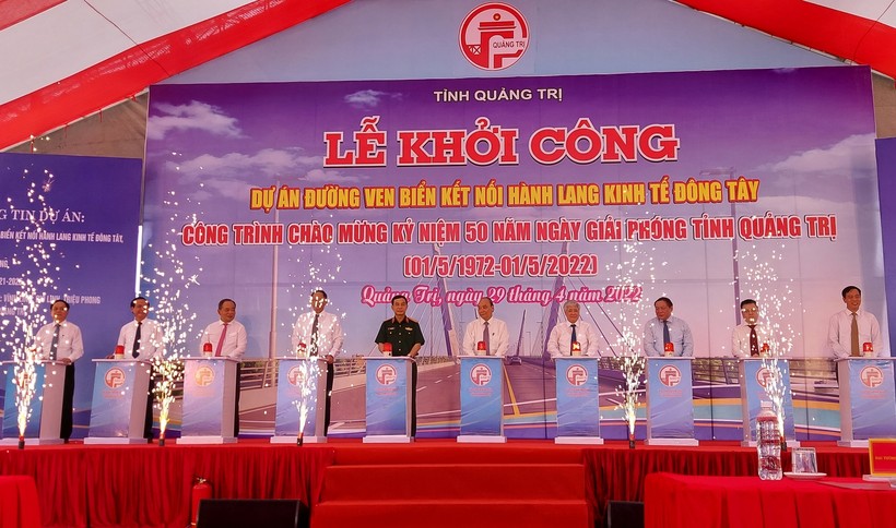 Chủ tịch nước Nguyễn Xuân Phúc cùng các đại diện lãnh đạo trung ương và địa phương thực hiện nghi thức nhấn nút khởi công dự án.
