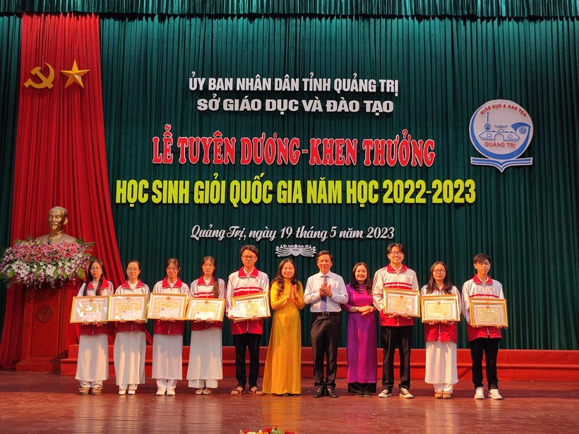 Quảng Trị khen thưởng 32 học sinh giỏi quốc gia ảnh 1