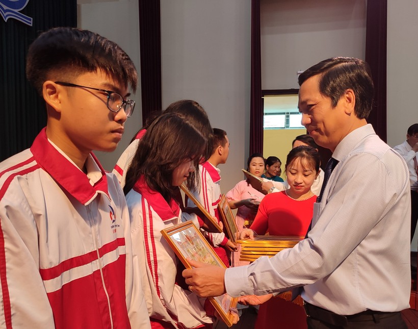 Ông Hoàng Nam - Phó Chủ tịch UBND tỉnh Quảng Trị trao Bằng khen của Chủ tịch UBND tỉnh cho các học sinh đoạt giải Ba trong Kỳ thi chọn học sinh giỏi quốc gia THPT năm 2022-2023.
