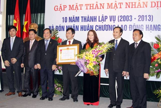 Thừa uỷ quyền của Chủ tịch nước, Thứ trưởng Trần Quang Quý trao tặng Huân chương lao động hạng Ba cho lãnh đạo Vụ công tác HSSV